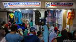 Ibu-ibu Ramai Berburu Seragam Sekolah Anak di Pasar Tanah Abang