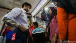 Ibu-ibu Ramai Berburu Seragam Sekolah Anak di Pasar Tanah Abang