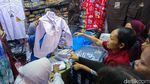 Ibu-ibu Ramai Berburu Seragam Sekolah Anak di Pasar Tanah Abang