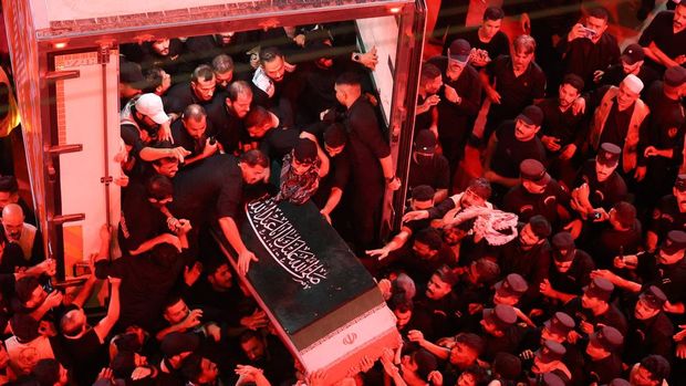 IRAN-CRISIS/KHAMENEI-IRAQ-KARBALA People unload the coffin of Iran's late Supreme Leader Ayatollah Ali Khamenei, who was killed on February 28 in Israeli and U.S. airstrikes, from a refrigeration vehicle, as people attend Khamenei's funeral procession, in Karbala, Iraq, July 9, 2026. REUTERS/Ahmed Saad