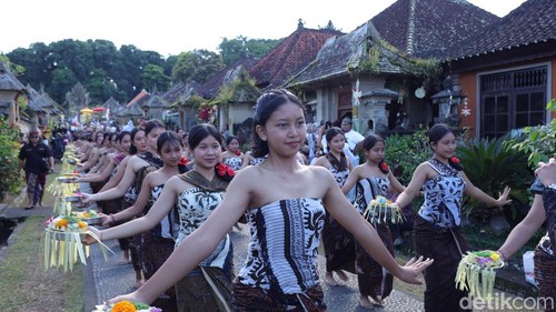 Iring-iringan Peed Aya di Desa Penglipuran, Kabupaten Bangli, Bali, Kamis (9/7/2026).