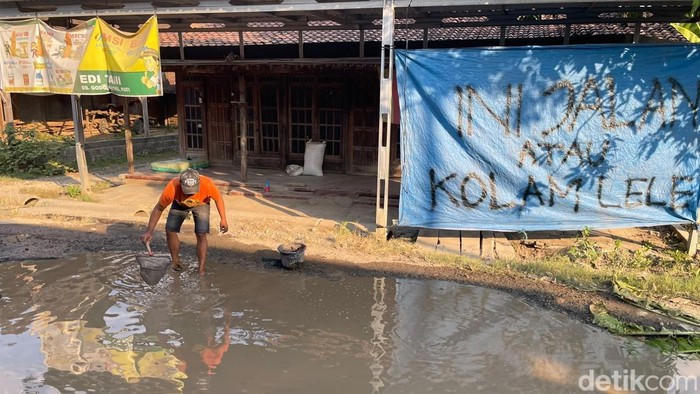 Warga menggelar aksi protes jalan rusak di Desa Godo Kecamatan Winong, Kabupaten Pati, Kamis (9/7/2026).