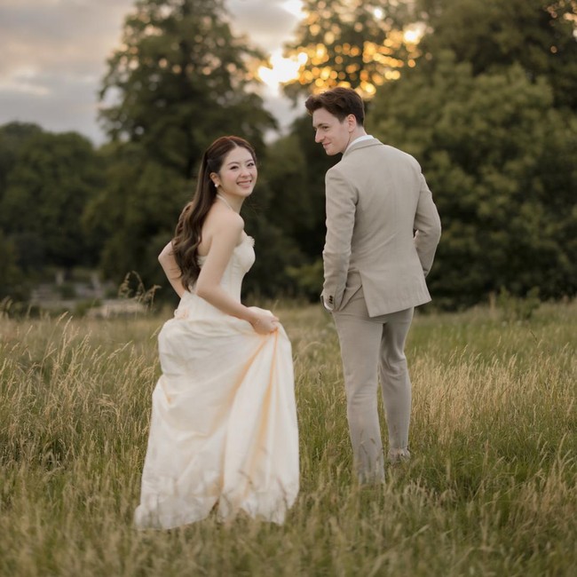 Pre-Wedding Romantis Jennifer Christie & Alastair May di Padang Rumput