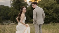 Pre-Wedding Romantis Jennifer Christie & Alastair May di Padang Rumput