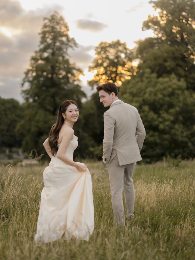 Pre-Wedding Romantis Jennifer Christie & Alastair May di Padang Rumput
