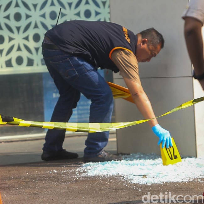 Penampakan Kaca Kantor BGN Pecah, Polisi Cek Lokasi