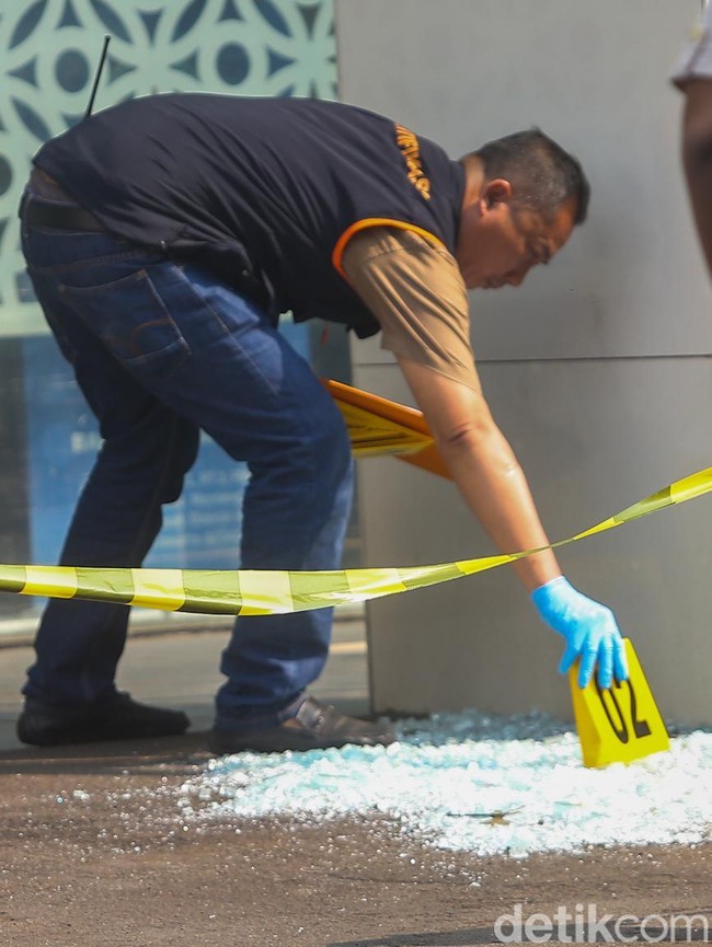 Penampakan Kaca Kantor BGN Pecah, Polisi Cek Lokasi