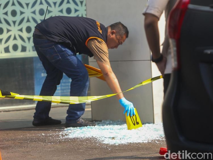 Penampakan Kaca Kantor BGN Pecah, Polisi Cek Lokasi