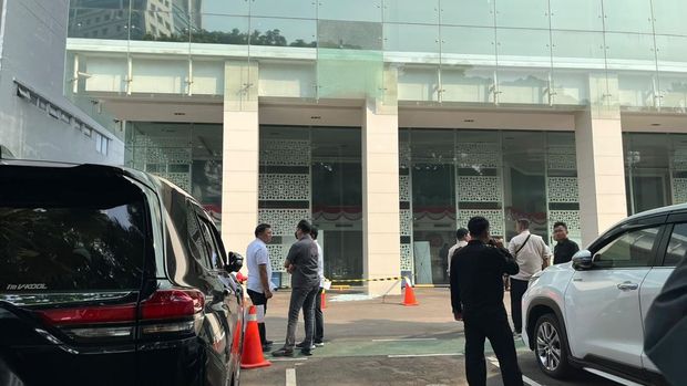 Kaca kantor BGN pecah hingga mobil tim INAFIS Polri merapat (Anggi/detikcom) Kaca kantor BGN pecah hingga mobil tim INAFIS Polri merapat (Anggi/detikcom)