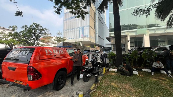 Kaca kantor BGN pecah hingga mobil tim INAFIS Polri merapat (Anggi/detikcom)
