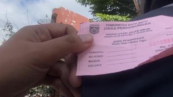 Karcis bekas yang diterima pengunjung di kawasan Alun-Alun Kota Batu