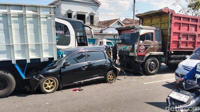 Kecelakaan beruntun 6 kendaraan di Blabak, Mungkid, Magelang, Kamis (9/7/2026).