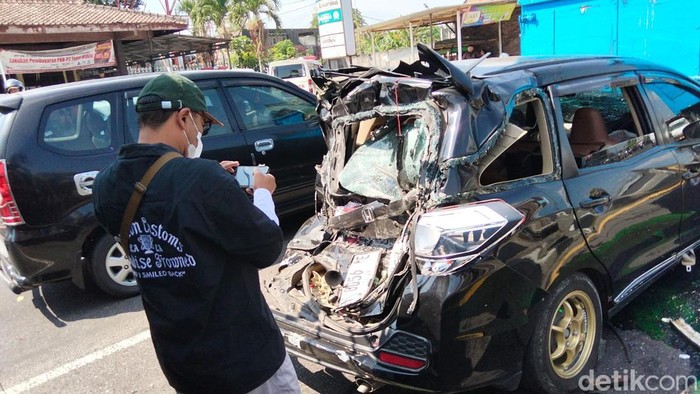 Kecelakaan beruntun 6 kendaraan di Blabak, Mungkid, Magelang, Kamis (9/7/2026).