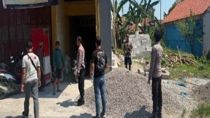 TKP tukang bangunan tewas tersengat listrik di Kuwu, Kradenan, Grobogan.