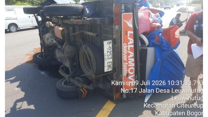 Kecelakaan lalu lintas tunggal mobil pikap terbalik terjadi di Km 30 Tol Jagorawi, Bogor. Kecelakaan dipicu dari pecah ban ketika kendaraan melintas. (Dok. Istimewa)