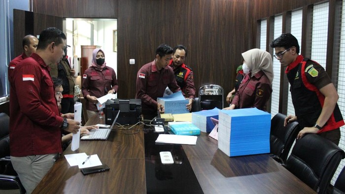 Kejari Malang menggeledah kantor Dinkes terkait dugaan korupsi ambulans Rp 8,4 miliar.