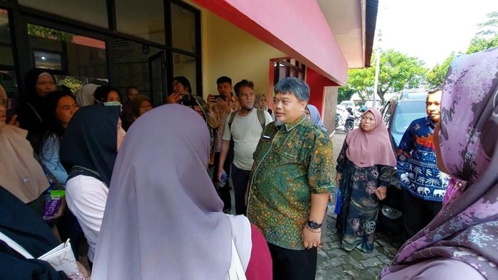 Kepala Disdikbud Kota Bandar Lampung M. Nur Ramdhan temui masyarakat