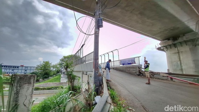 Kondisi jembatan overpass Bodogol penghubung antara Kabupaten Bandung dan Kota Bandung.