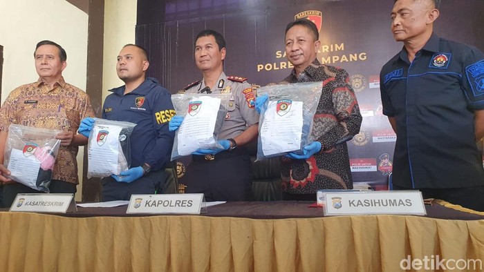Konferensi pers remaja perempuan di Sampang diperkosa 27 orang. Baru 12 tersangka ditangkap.