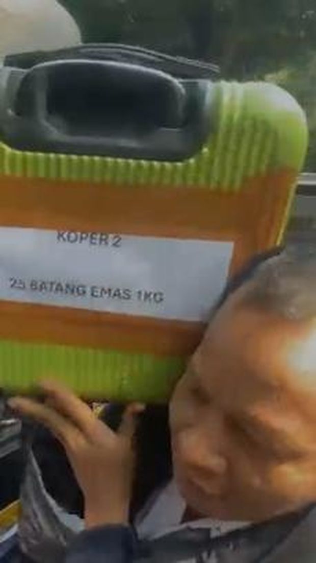 Koper isi emas batangan hasil sitaan rumah di Sentul tiba di Polda Metro Jaya (Wildan/detikcom)