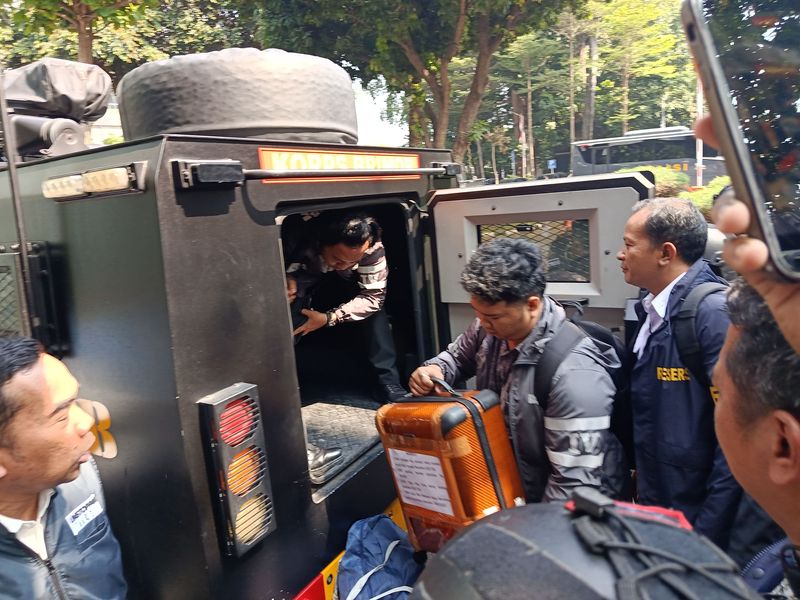 Koper isi emas batangan hasil sitaan rumah di Sentul tiba di Polda Metro Jaya (Wildan/detikcom)