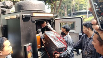 Penampakan Koper Isi 74 Kg Emas Hasil Geledah Rumah Sentul Tiba di Polda Metro