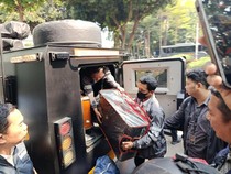 Penampakan Koper Isi 74 Kg Emas Hasil Geledah Rumah Sentul Tiba di Polda Metro