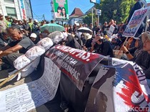 Korban Eks Karyawati Mandiri Taspen Purwokerto Gelar Aksi, Bawa Keranda-Pocong