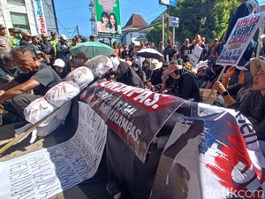 Korban Eks Karyawati Mandiri Taspen Purwokerto Gelar Aksi, Bawa Keranda-Pocong