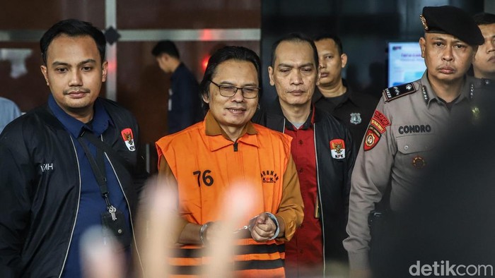 KPK menahan mantan Sekjen MPR Ma'ruf Cahyono. Ma'ruf ditahan setelah diperiksa KPK sebagai tersangka kasus dugaan gratifikasi.