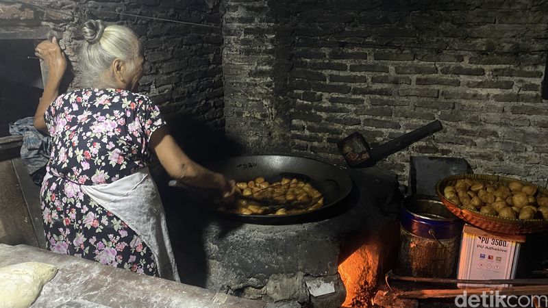 Kuliner Semarang Juminten (67) dan Rebo (69), pasangan lansia yang menjual bolang-baling pakai kayu bakar di Jalan Citarum Selatan IV, Bugangan, Semarang Timur, Kota Semarang, Kamis (9/7/2026).