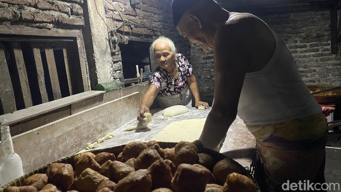 Juminten (67) dan Rebo (69), pasangan lansia yang menjual bolang-baling pakai kayu bakar di Jalan Citarum Selatan IV, Bugangan, Semarang Timur, Kota Semarang, Kamis (9/7/2026).