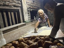 Bertahan 35 Tahun, Bolang-baling Semarang Masih Dimasak Pakai Kayu Bakar