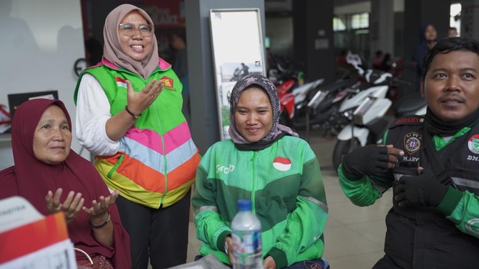 Legislator Gerindra Beri Motor Baru buat Ojol Tunarungu Korban Pencurian
