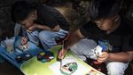 Liburan Tanpa Handphone, Anak Main Bakiak dan Egrang