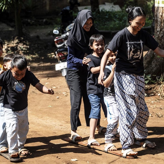 Liburan Tanpa Handphone, Anak Main Bakiak dan Egrang