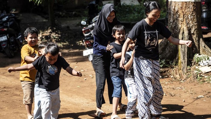 Sejumlah anak bersama pendamping bermain pada kegiatan bertajuk Liburan Sehat Ceria Tanpa Handphone di Sanggar Seni dan Budaya Omah Alas, Desa Wisata Kandri, Gunungpati, Semarang, Jawa Tengah, Kamis (9/7/2026). Sanggar Seni dan Budaya Omah Alas menggelar kegiatan yang diisi dengan permainan tradisional seperti egrang, bakiak, dan gobag sodor, serta kegiatan mewarnai topeng, guna mengurangi paparan gawai pada anak selama masa libur sekolah, sekaligus mengenalkan budaya Nusantara, mengembangkan kreativitas, dan memperkuat interaksi sosial. ANTARA FOTO/Aprillio Akbar/kye