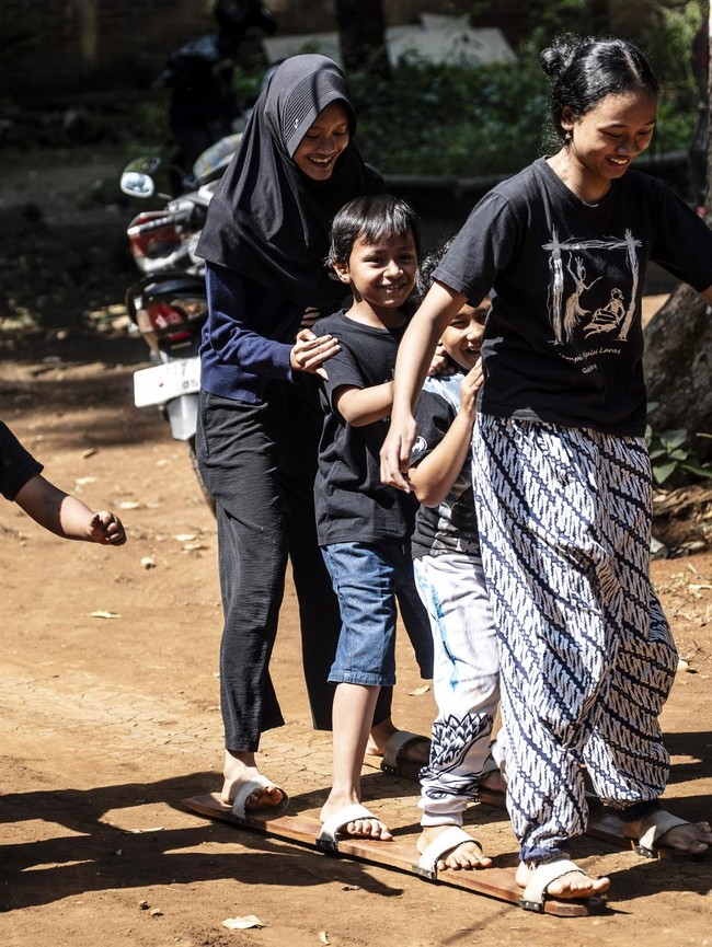 Liburan Tanpa Handphone, Anak Main Bakiak dan Egrang