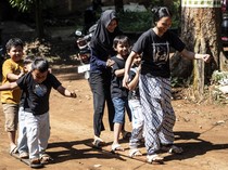 Liburan Tanpa Handphone, Anak Main Bakiak dan Egrang