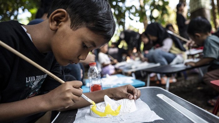Sejumlah anak bersama pendamping bermain pada kegiatan bertajuk Liburan Sehat Ceria Tanpa Handphone di Sanggar Seni dan Budaya Omah Alas, Desa Wisata Kandri, Gunungpati, Semarang, Jawa Tengah, Kamis (9/7/2026). Sanggar Seni dan Budaya Omah Alas mengg