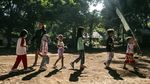 Liburan Tanpa Handphone, Anak Main Bakiak dan Egrang