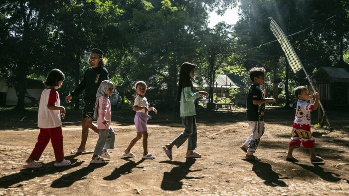 Sejumlah anak bersama pendamping bermain pada kegiatan bertajuk Liburan Sehat Ceria Tanpa Handphone di Sanggar Seni dan Budaya Omah Alas, Desa Wisata Kandri, Gunungpati, Semarang, Jawa Tengah, Kamis (9/7/2026). Sanggar Seni dan Budaya Omah Alas menggelar kegiatan yang diisi dengan permainan tradisional seperti egrang, bakiak, dan gobag sodor, serta kegiatan mewarnai topeng, guna mengurangi paparan gawai pada anak selama masa libur sekolah, sekaligus mengenalkan budaya Nusantara, mengembangkan kreativitas, dan memperkuat interaksi sosial. ANTARA FOTO/Aprillio Akbar/kye