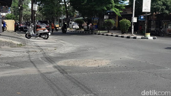 Lubang di persimpangan Jalan Senam-Jalan Halat, Medan sudah ditutup. (Foto: Rechtin Hani Ritonga/detikSumut)