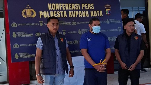 Mantan Rektor Unadri Kupang, Yohanes Paulus Bataona, saat dihadirkan dalam konferensi pers di Mapolresta Kupang Kota, NTT, Kamis (9/7/2026). (Yufengki Bria/detikBali)