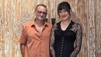 Ayah Bryan Domani, Jurgen Domani, berfoto dengan Mawar De Jongh di sebuah tempat yang berlatar pintu kayu kuno. (Foto: dok Instagram jurgendomani_)