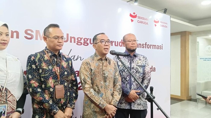 Mendiktisaintek dalam Orientasi Program SMA Unggul Garuda Transformasi dan Pembekalan Batch 1 Awardee Beasiswa Garuda Tahun 2026 di Grha Diktisaintek, Jakarta, Kamis (9/7/2026).