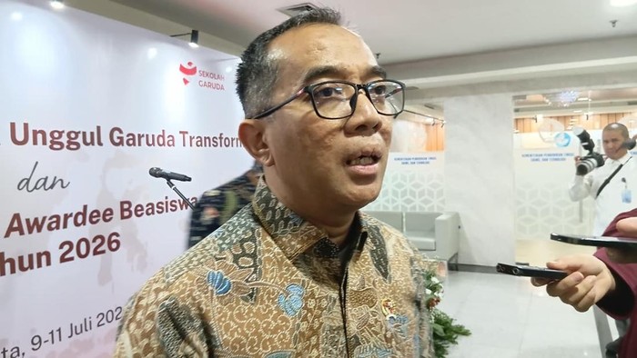 Mendiktisaintek pada Orientasi Program SMA Unggul Garuda Transformasi dan Pembekalan Batch 1 Awardee Beasiswa Garuda Tahun 2026 di Grha Diktisaintek, Jakarta, Kamis (9/7/2026).