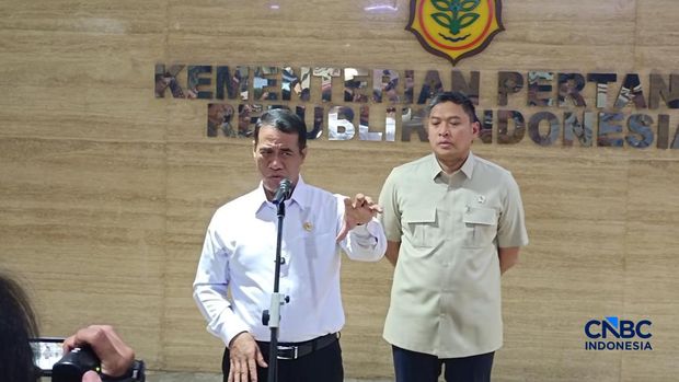Menteri Pertanian (Mentan) Amran Sulaiman bersama Wakil Menteri Pertanian (Wamentan) Sudaryono saat konferensi pers di kantornya, Jakarta, Kamis (9/7/2026). (CNBC Indonesia/Martyasari Rizky) Menteri Pertanian (Mentan) Amran Sulaiman bersama Wakil Menteri Pertanian (Wamentan) Sudaryono saat konferensi pers di kantornya, Jakarta, Kamis (9/7/2026). (CNBC Indonesia/Martyasari Rizky)