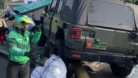Mobil Dinas TNI Tabrak Tiang Rambu Exit Tol Slipi Sampai Roboh