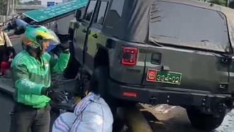 Mobil Dinas TNI Tabrak Tiang Rambu Exit Tol Slipi Sampai Roboh